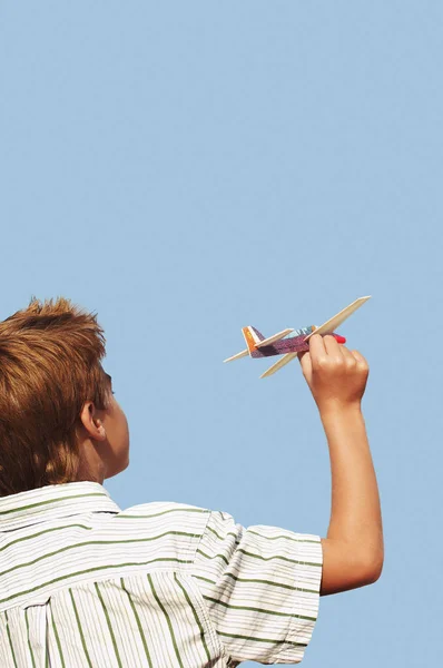 Rückansicht Eines Kaukasischen Jungen Der Vor Blauem Himmel Mit Spielzeugflugzeug — Stockfoto