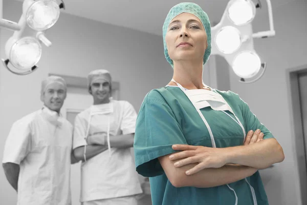 Ameliyathanede Meslektaşlarıyla Birlikte Kadın Cerrahın Portresi — Stok fotoğraf