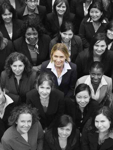 Große Gruppe Multiethnischer Geschäftsfrauen Steht Zusammen — Stockfoto