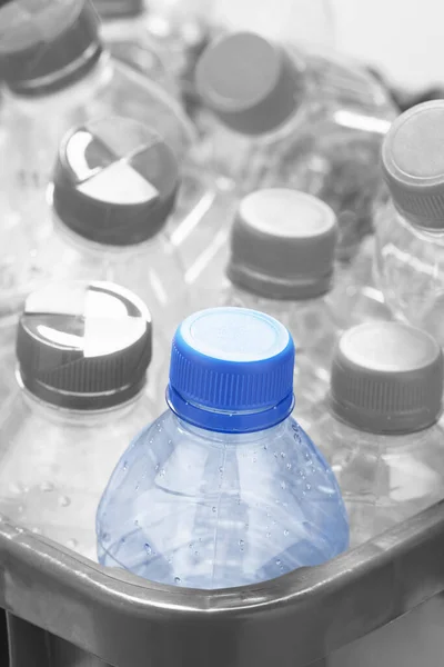 Láhev Modrým Víčkem Mezi Několika Plastovými Lahvemi Recyklačním Kontejneru Šedém — Stock fotografie