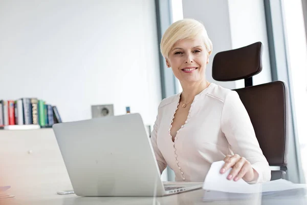 Retrato Mulher Negócios Madura Sorridente Com Laptop Documento Mesa Escritório — Fotografia de Stock