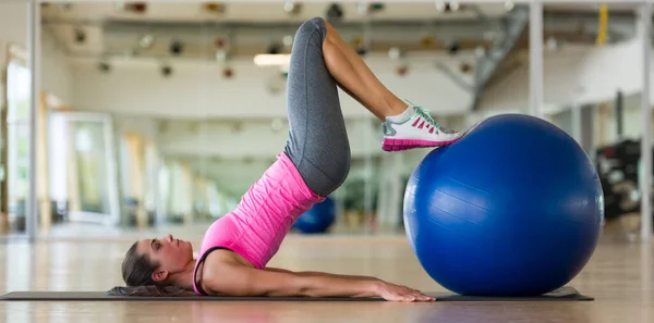 Güzel Atletik Kadın Spor Salonunda Topla Spor Yapıyor — Stok fotoğraf