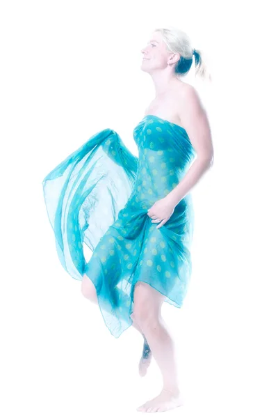 Blondýny Sexy Žena Tančící Světlé Zatopené Místnosti — Stock fotografie