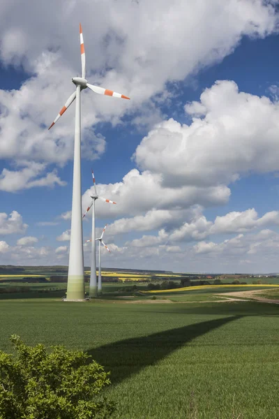 Energia Odnawialna Farm Wiatrowych Zielonych Polach — Zdjęcie stockowe