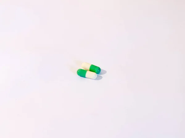 Dos Pastillas Genéricas Básicas Sobre Fondo Blanco Blanco Verde Medicamentos — Foto de Stock