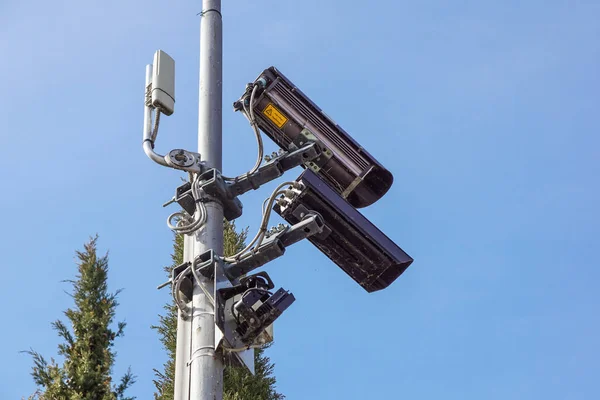 Bezpečnostní Kamera Cctv Dohled Tyči Pozadí Modré Oblohy — Stock fotografie