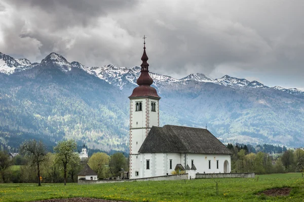 Église Catholique Printanière Dans Champ Entre Les Alpes Avec Neige — Photo