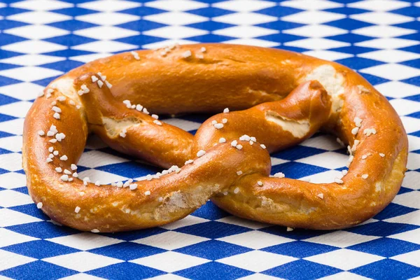 Singolo Pretzel Bavarese Con Bandiera Tedesca Tovagliolo Rombo Blu Bianco — Foto Stock