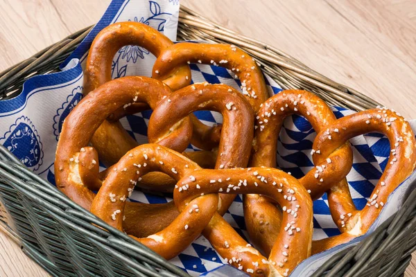 Brotkorb Mit Traditionellen Bayerischen Brezeln — Stockfoto