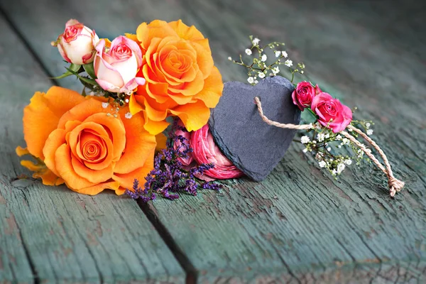 Ainda Vida Com Rosas Coração Ardósia Uma Velha Mesa Madeira — Fotografia de Stock