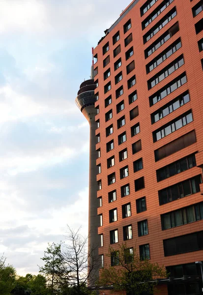 Fachada Una Casa Con Vistas Parciales Rheinturm — Foto de Stock