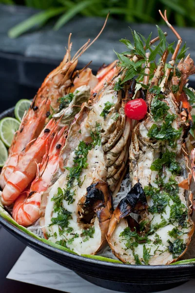 Lobster Goreng Dan Udang Dalam Mangkuk Hitam Untuk Bufet — Stok Foto