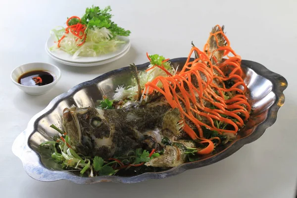 Пару Риба Суперкубок Морквою Цибулею Тарілці — стокове фото