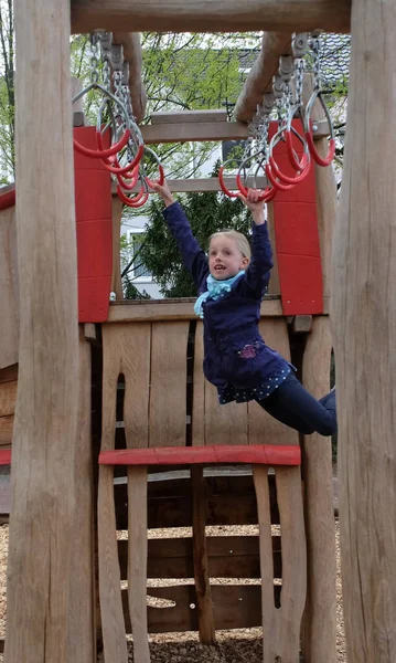 Kleines Mädchen Auf Dem Spielplatz — Stockfoto