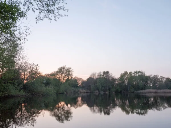 Sunsetting Een Meer Als Bomen Rond Worden Weerspiegeld Het Water — Stockfoto