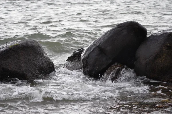 水の中の石海の波が — ストック写真