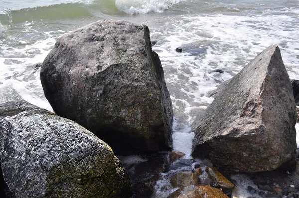 Stenen Het Water Met Golven Aan Kust — Stockfoto