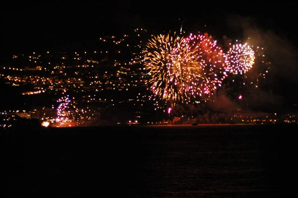 Explosiгіn Los Fuegos Artificiales Cielo Nocturno Celebraciгіn Del Festival —  Fotos de Stock