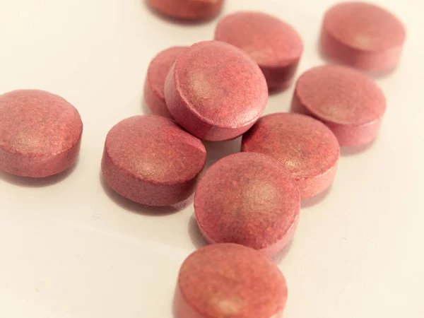 Pillole Compresse Vitamina Generica Rossa Sfondo Bianco — Foto Stock