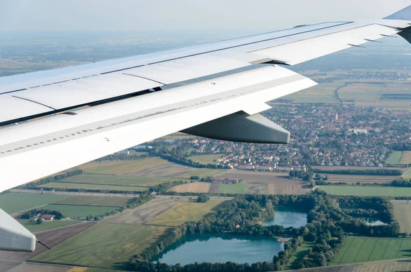 ドイツのミュンヘンに着陸進入中の飛行機の翼 — ストック写真