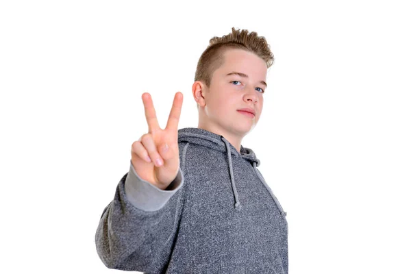 Έφηβος Μπροστά Από Λευκό Φόντο Που Δείχνει Σύμβολο Της Νίκης — Φωτογραφία Αρχείου