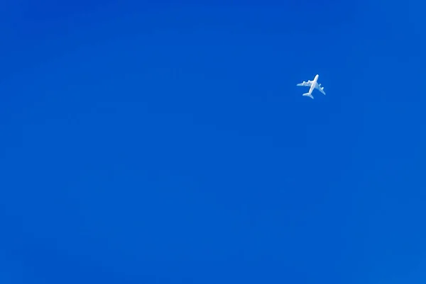 Solbelyst Undersida Ett Passagerarplan Högt Upp Den Blå Himlen — Stockfoto