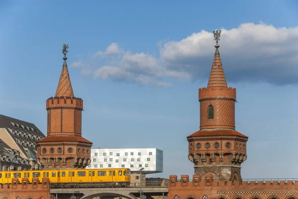 Bahn Oberbaumbridge Berlinie Hotel Tle — Zdjęcie stockowe