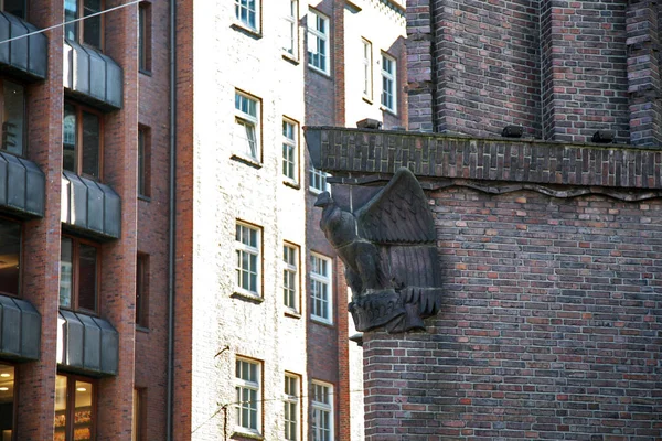 조각품 Adler Kontorhausviertel Hamburg — 스톡 사진