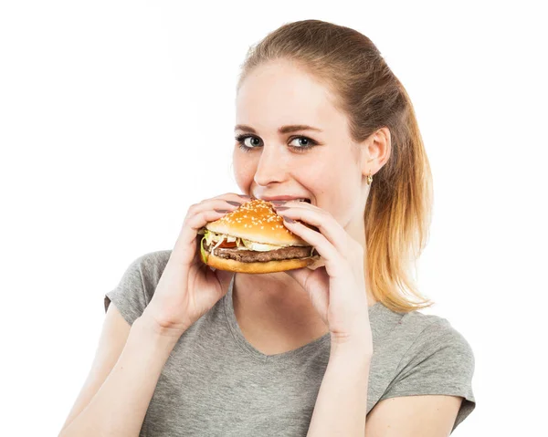 Potret Seorang Wanita Muda Yang Lucu Menggigit Burger Terisolasi Atas — Stok Foto