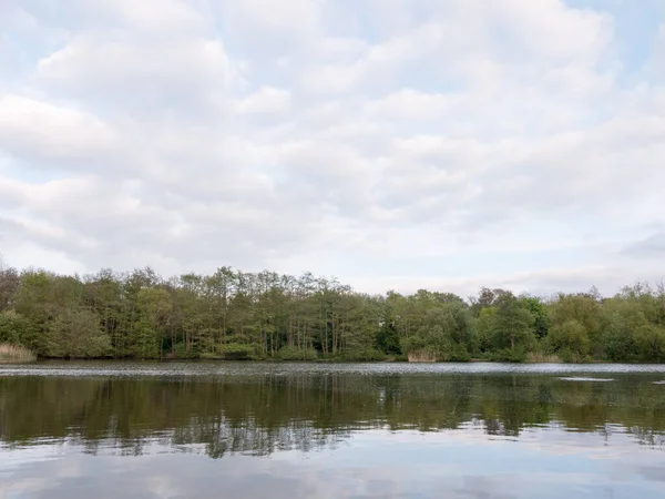 Nádherné Jezero Venkově Pozdním Jarním Odpoledni Odlesky Stromů Jezeře — Stock fotografie