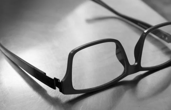 Foto Preto Branco Óculos Frama Plástico Tabela Aço — Fotografia de Stock