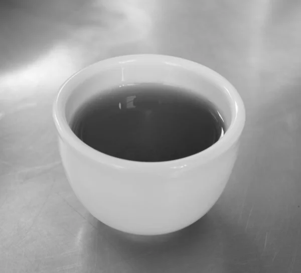 Foto Blanco Negro Una Taza Tea Verde China Mesa Acero — Foto de Stock