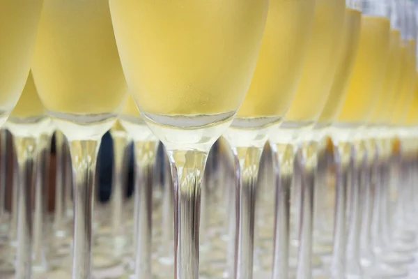 Bicchieri Champagne Riempiti Dall Alto Aspettano Ricevimento — Foto Stock