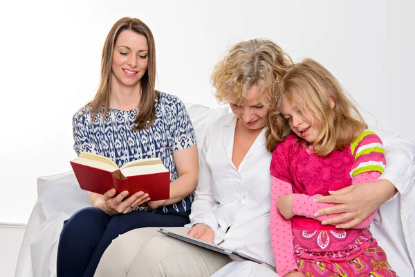 Donna Con Figlia Nipote Insieme Leggendo Libro Tablet Davanti Sfondo — Foto Stock