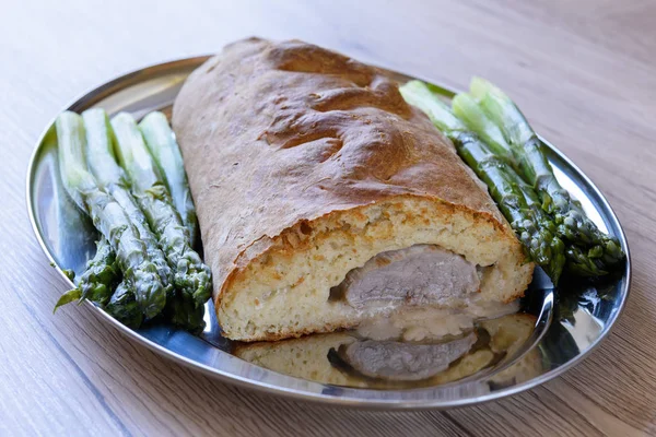 Filetto Maiale Crosta Pasta Frolla Con Asparagi Verdi Piatto Argento — Foto Stock