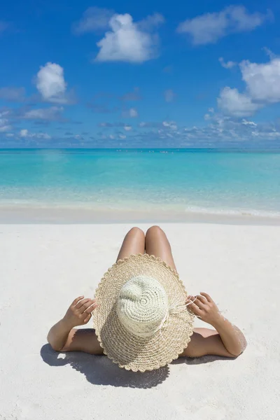 Mujer Relajación Playa Tropical Vacaciones — Foto de Stock