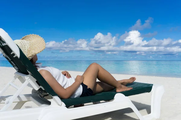 Mujer Relajación Playa Tropical Vacaciones —  Fotos de Stock