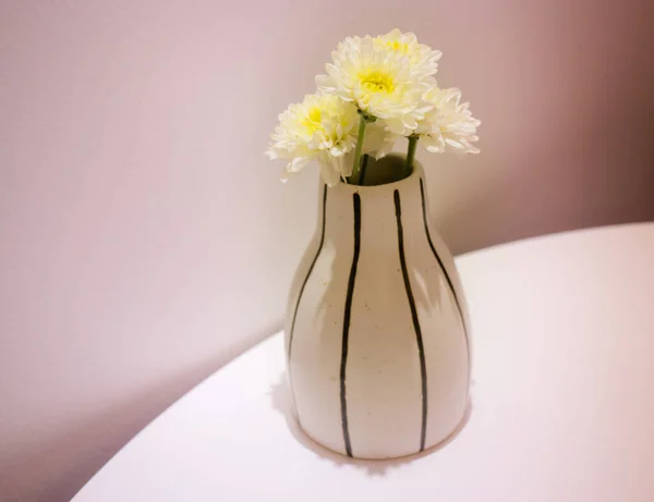 Beyaz Çiçek Vazo Dekore Edilmiş Üzerinde Tablo Stok Fotoğraf — Stok fotoğraf