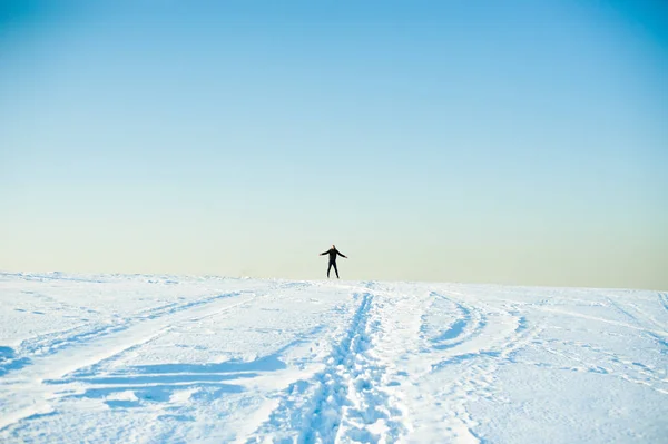 Muž Teplých Šatech Plnovousem Zimě Prochází Ulici Teplém Slunečném Dni — Stock fotografie