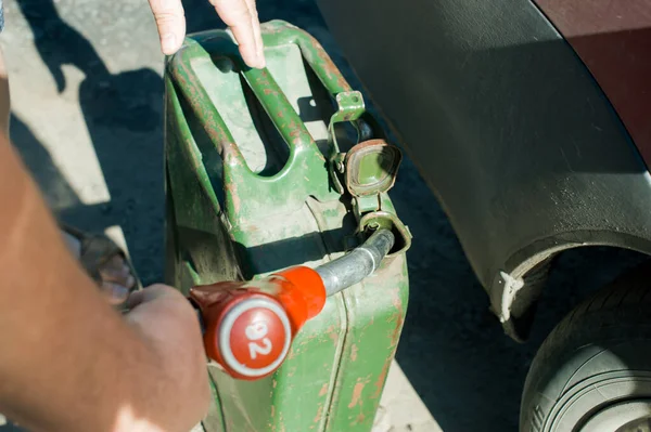 Benzin Istasyonundaki Adam Yakıt Deposunu Dolduruyor — Stok fotoğraf