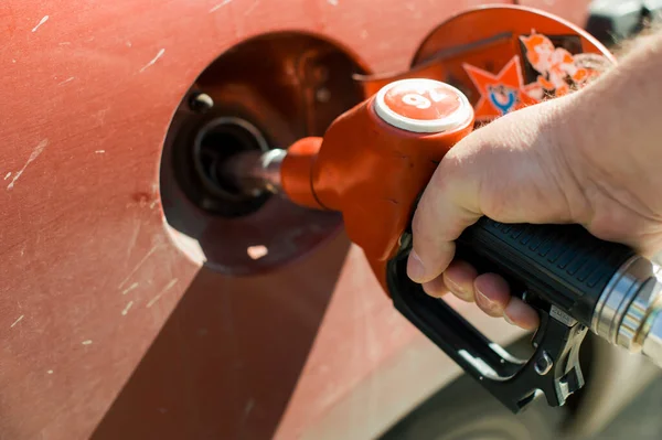 Mann Tankstelle Füllt Kraftstoff Autotank — Stockfoto
