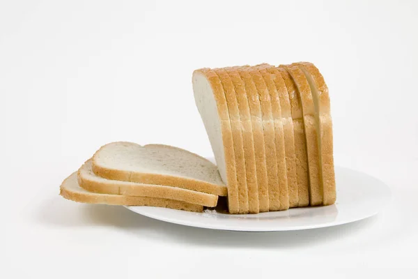 Белый Хлеб Разрезанный Ломтики Тарелке Белом Фоне — стоковое фото