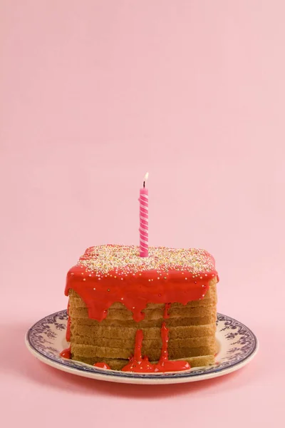 Egy Furcsa Jegesedés Születésnapi Kenyér Borított Sprinkles Vörös Coulis Rózsaszín — Stock Fotó