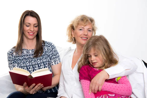 Donna Con Figlia Nipote Insieme Leggendo Libro Davanti Sfondo Bianco — Foto Stock