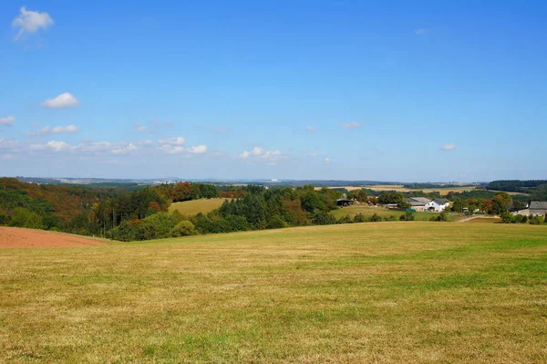 Weiter Blick Über Die Eifel Rechts Das Kleine Dorf Willwerscheid — Stockfoto