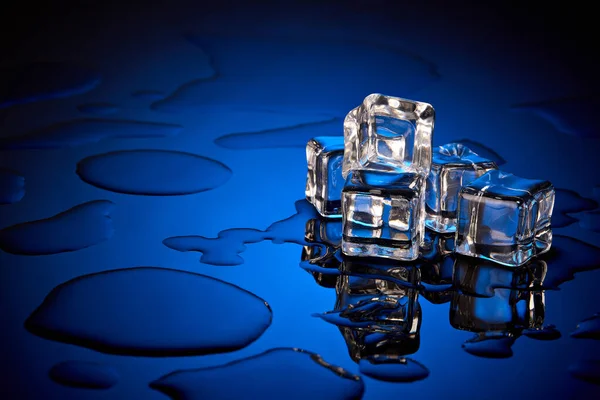 Cubos Hielo Sobre Fondo Azul Con Gotas Agua Derretimiento Hielo —  Fotos de Stock