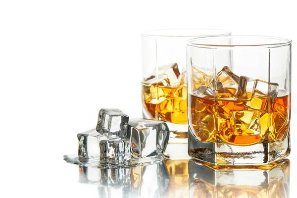 Deux Verres Whisky Écossais Avec Glaçons Sur Fond Blanc — Photo