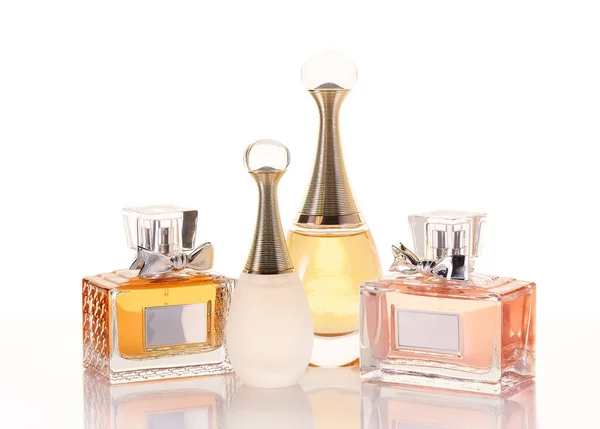 Garrafas Perfume Fundo Branco Com Reflexão — Fotografia de Stock