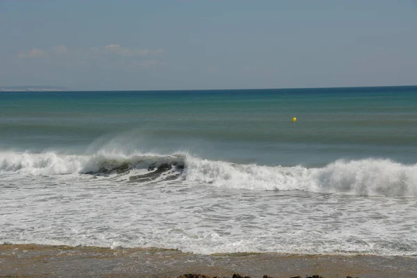 Costa Blancan Rannikko Aaltoineen Surffauksineen Espanja — kuvapankkivalokuva