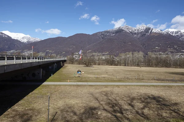 Μια Γέφυρα Κοντά Στο Quartino Ελβετία Βρίσκεται Ένα Ευρύ Τοπίο — Φωτογραφία Αρχείου